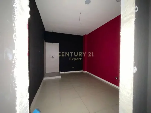Tirane, jepet me qera ambjent biznesi Kati 0, 107 m² 800 € (rruga e Astir)