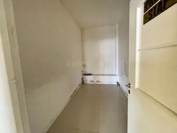 Tirane, jepet me qera ambjent biznesi Kati 0, 107 m² 800 € (rruga e Astir)