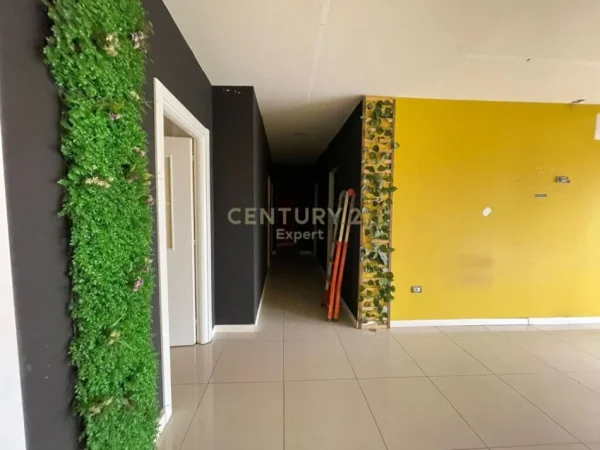 Tirane, jepet me qera ambjent biznesi Kati 0, 107 m² 800 € (rruga e Astir)