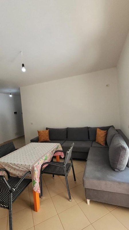 Durres, jepet me qera apartament 2+1+Ballkon Kati 1, 78 m² 300 € (Shkembi Kavajes, Durres)