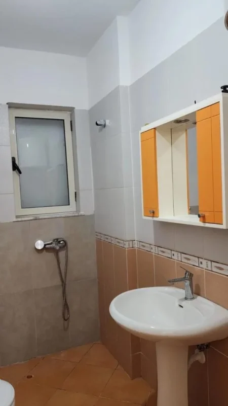 Durres, jepet me qera apartament 2+1+Ballkon Kati 1, 78 m² 300 € (Shkembi Kavajes, Durres)