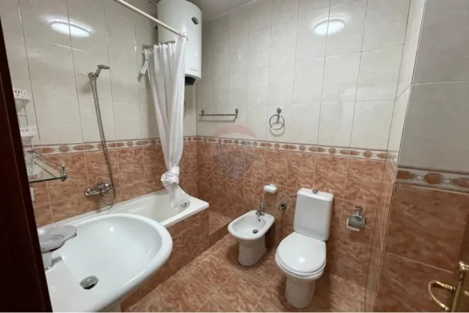 Tirane, jepet me qera apartament 1+1 , 60 m² 650 € (Komuna e Parisit, Shqipëri)