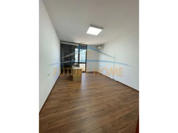 Tirane, jepet me qera apartament 2+1+Ballkon Kati 5, 142 m² (Blloku)