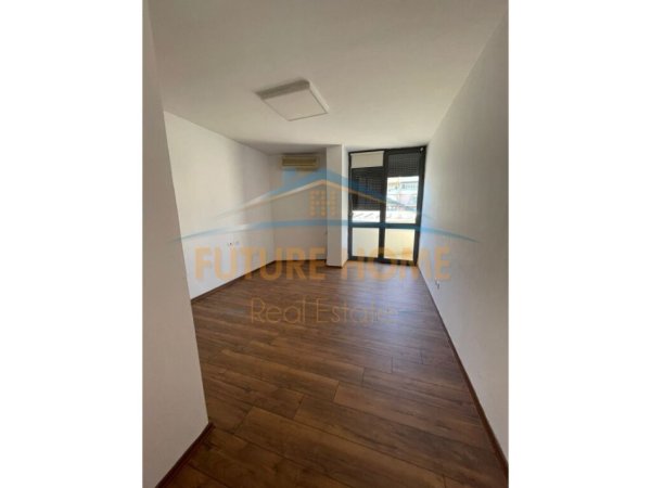 Tirane, jepet me qera apartament 2+1+Ballkon Kati 5, 142 m² (Blloku)