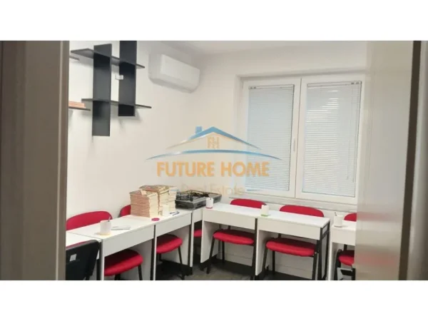 Tirane, jepet me qera apartament 2+1+Aneks+Ballkon Kati 0, 93 m² 800 € (21 Dhjetori)