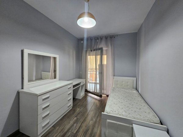 Tirane, jepet me qera apartament 3+1 Kati 7, 130 m² 1.000 € (Delijorgji)