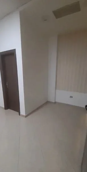 Tirane, jepet me qera dyqan Kati 2, 26 m² 400 € (Parku autobuzave)