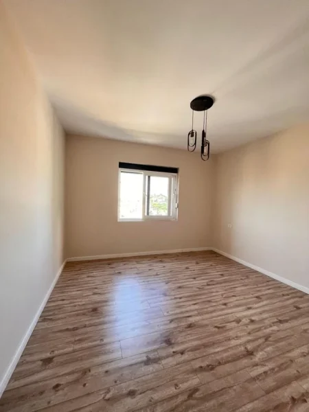 Durres, shes apartament 1+1+Ballkon Kati 7, 70 m² 77.000 € (Rruga Pavaresia)