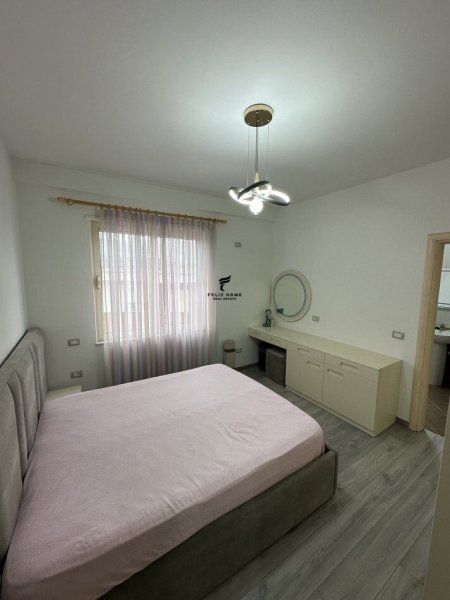 Tirane, jepet me qera apartament 2+1+Ballkon Kati 4, 96 m² 700 € (LIQENI ARTIFICIAL)