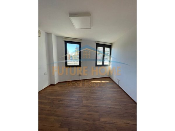 Tirane, jepet me qera apartament 3+1+Ballkon Kati 5, 142 m² 1.600 € 