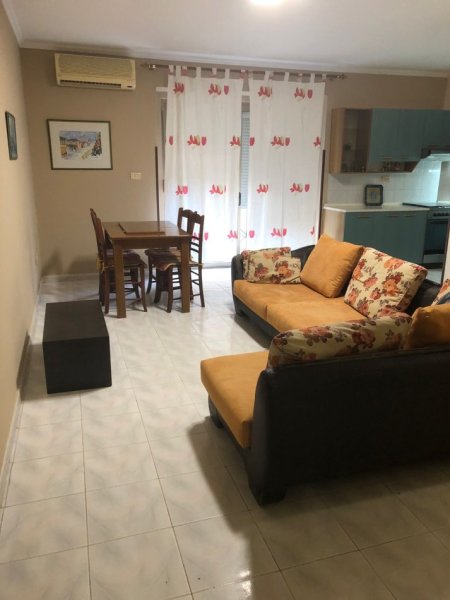 Tirane, jepet me qera apartament 3+1 Kati 2, 750 € 