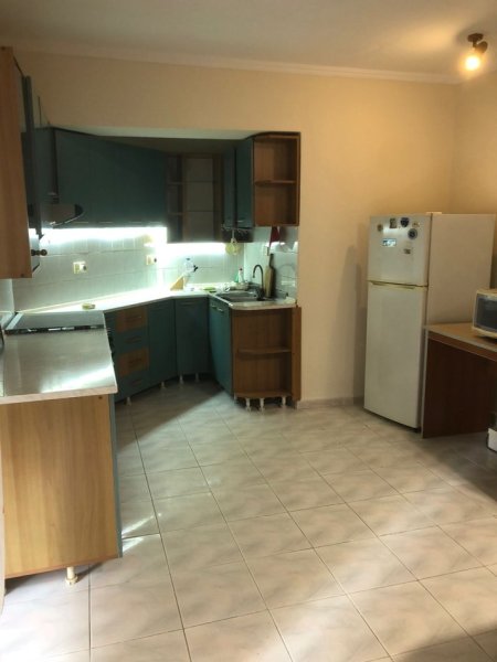 Tirane, jepet me qera apartament 3+1 Kati 2, 750 € 