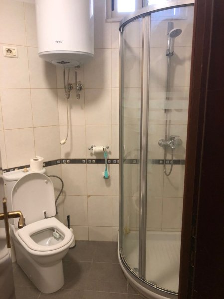 Tirane, jepet me qera apartament 3+1 Kati 2, 750 € 