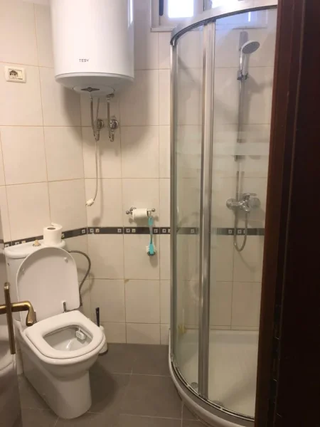 Tirane, jepet me qera apartament 3+1 Kati 2, 750 € 