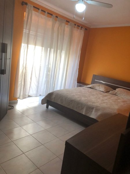Tirane, jepet me qera apartament 3+1 Kati 2, 750 € 