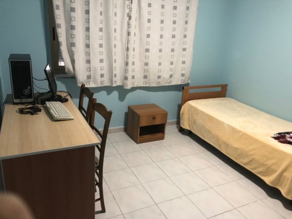 Tirane, jepet me qera apartament 3+1 Kati 2, 750 € 
