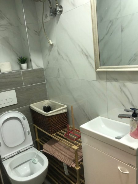 Tirane, jepet me qera apartament 3+1 Kati 2, 750 € 