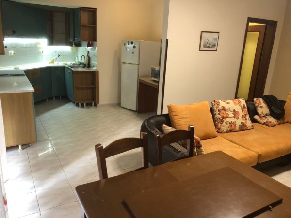 Tirane, jepet me qera apartament 3+1 Kati 2, 750 € 