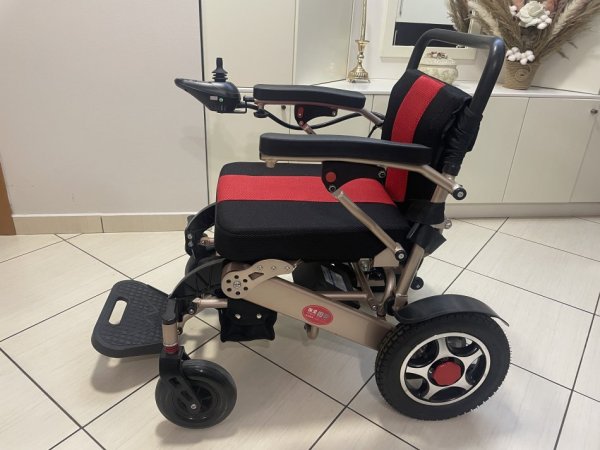 Tirane, shes karroce invalidi Karrige invalidi me bateri dhe komanda tek dora 1.000 €