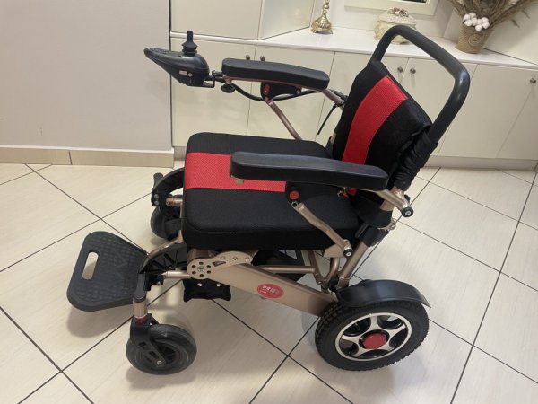 Tirane, shes karroce invalidi Karrige invalidi me bateri dhe komanda tek dora 1.000 €