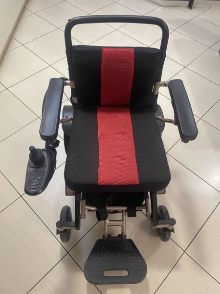 Tirane, shes karroce invalidi Karrige invalidi me bateri dhe komanda tek dora 1.000 €