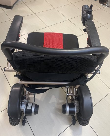Tirane, shes karroce invalidi Karrige invalidi me bateri dhe komanda tek dora 1.000 €