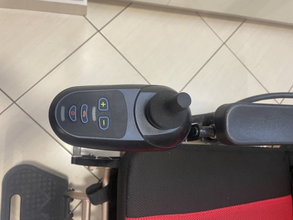 Tirane, shes karroce invalidi Karrige invalidi me bateri dhe komanda tek dora 1.000 €