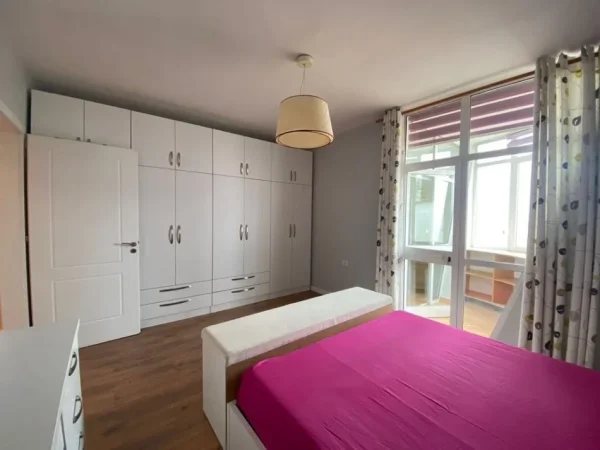 Tirane, jepet me qera apartament 2+1+Ballkon Kati 11, 125 m² 1.100 € (Ish Ekspozita Shqiperia Sot)