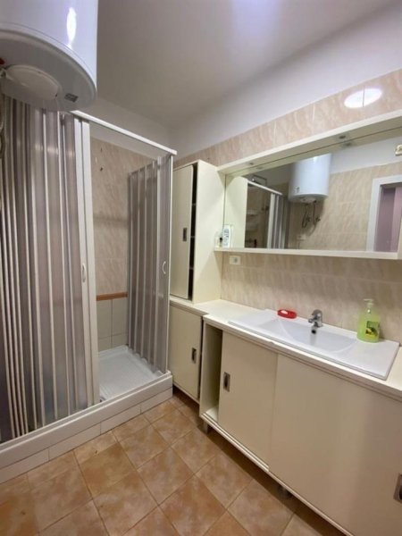 Tirane, jepet me qera apartament 2+1 Kati 3, 125 m² 1.100 € (Ish Ekspozita)