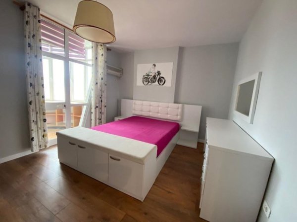 Tirane, jepet me qera apartament 2+1 Kati 3, 125 m² 1.100 € (Ish Ekspozita)