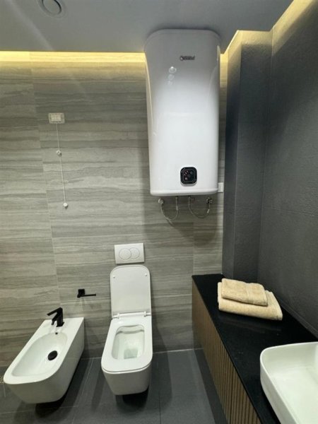 Tirane, jepet me qera apartament 2+1 Kati 11, 126 m² 2.000 € (Lake View)