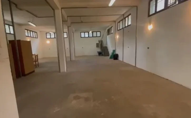 Tirane, jepet me qera magazine Kati 0, 300 m² 450 € (Laprake)