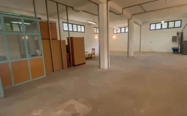 Tirane, jepet me qera magazine Kati 0, 300 m² 450 € (Laprake)