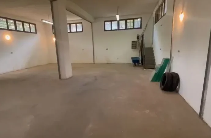 Tirane, jepet me qera magazine Kati 0, 300 m² 450 € (Laprake)