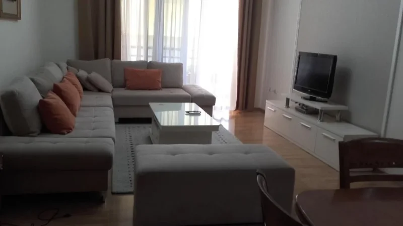Tirane, jepet me qera apartament 2+1+Ballkon Kati 8, 100 m² 650 € (STACIONI I TRENIT)
