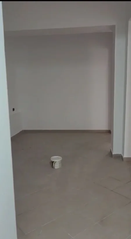 Tirane, jepet me qera dyqan Kati 0, 85 m² 1.000 € (STACIONI I TRENIT)