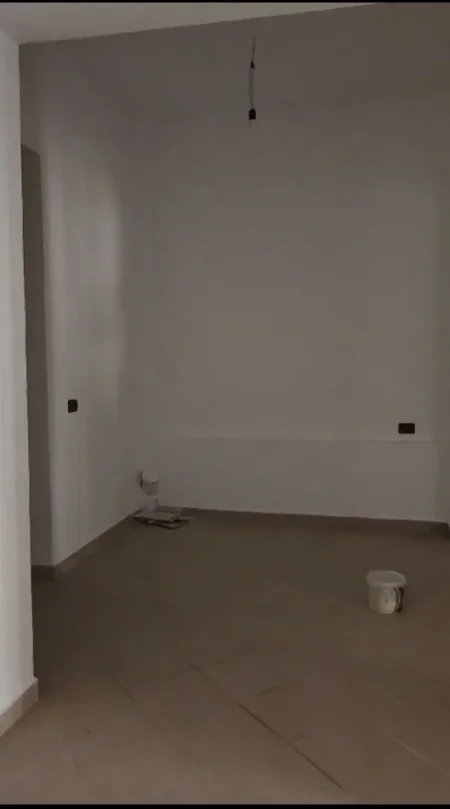 Tirane, jepet me qera dyqan Kati 0, 85 m² 1.000 € (STACIONI I TRENIT)