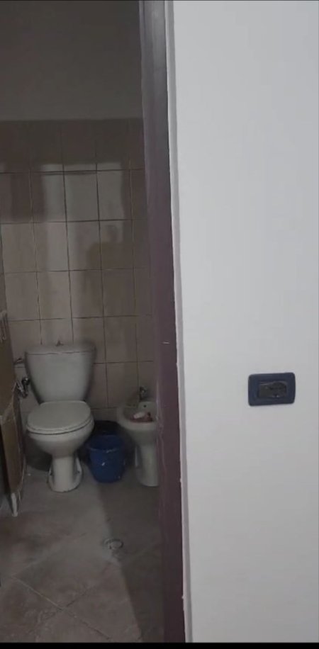 Tirane, jepet me qera dyqan Kati 0, 85 m² 1.000 € (STACIONI I TRENIT)
