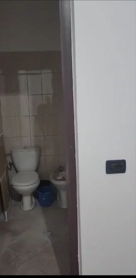 Tirane, jepet me qera dyqan Kati 0, 85 m² 1.000 € (STACIONI I TRENIT)