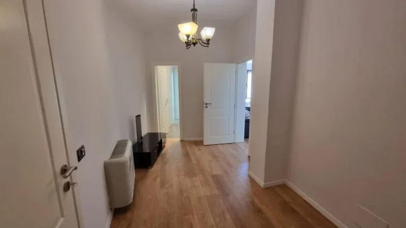JEPET ME QERA STUDIO/GARSONIERE ,QENDER PAZARI I RI  430 €