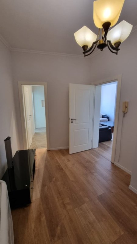 JEPET ME QERA STUDIO/GARSONIERE ,QENDER PAZARI I RI  430 €