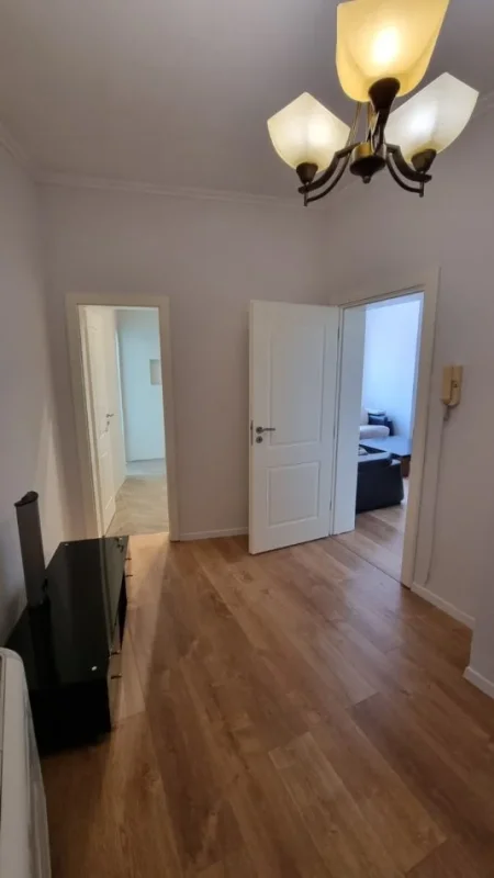 JEPET ME QERA STUDIO/GARSONIERE ,QENDER PAZARI I RI  430 €