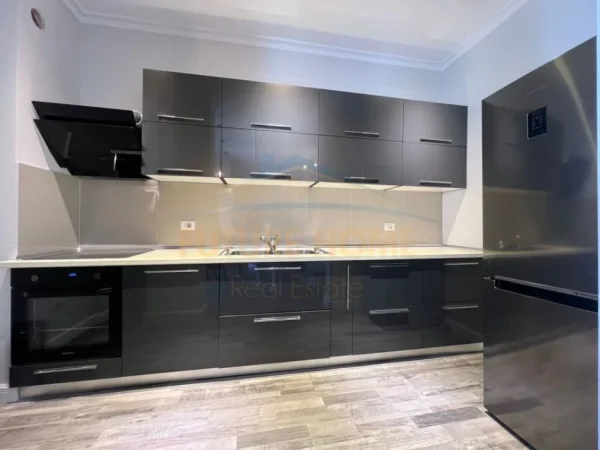 Tirane, shitet apartament 2+1+Ballkon Kati 4, 102 m² 230.000 € (Liqeni That)
