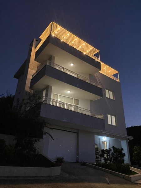 Tirane, jepet me qera Vile Kati 4, 500 m² 5.000 € (LIQENI I THATE)