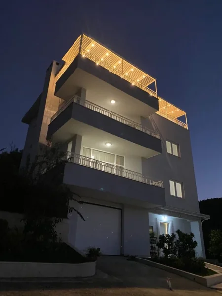 Tirane, jepet me qera Vile Kati 4, 500 m² 5.000 € (LIQENI I THATE)