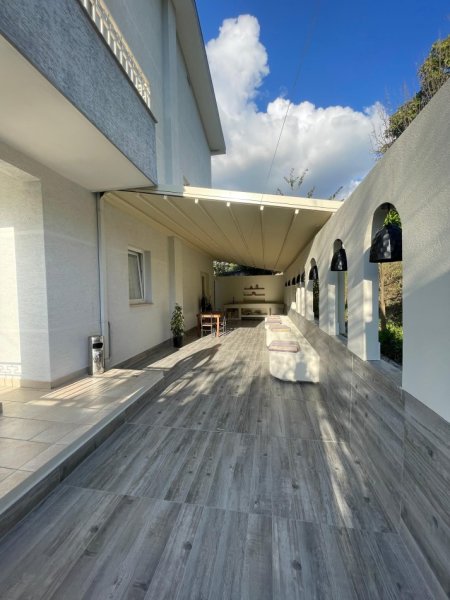 Tirane, jepet me qera Vile Kati 4, 500 m² 5.000 € (LIQENI I THATE)