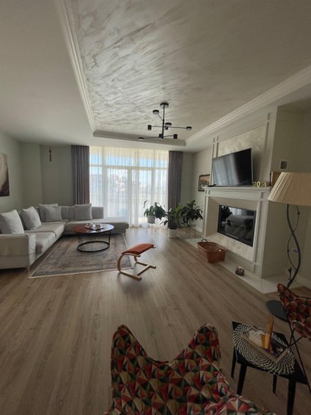 Tirane, jepet me qera Vile Kati 4, 500 m² 5.000 € (LIQENI I THATE)