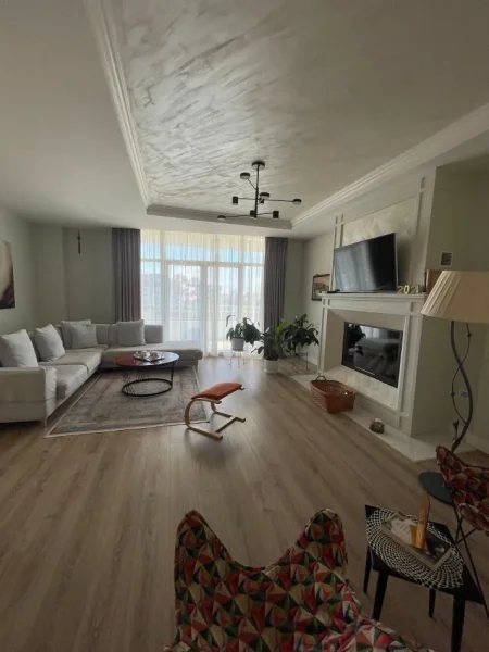 Tirane, jepet me qera Vile Kati 4, 500 m² 5.000 € (LIQENI I THATE)