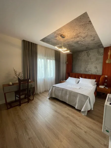 Tirane, jepet me qera Vile Kati 4, 500 m² 5.000 € (LIQENI I THATE)