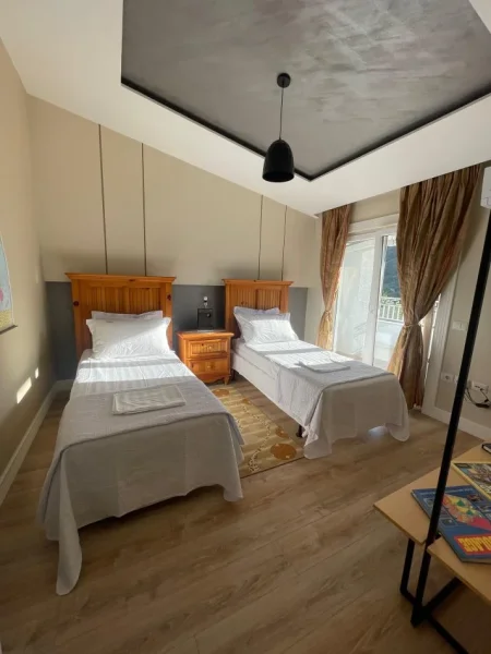 Tirane, jepet me qera Vile Kati 4, 500 m² 5.000 € (LIQENI I THATE)